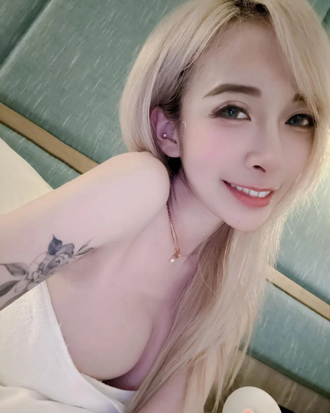  「Lan_Xin_Yu」展现饱满火辣身材 无懈可击 (25P) 第2张
