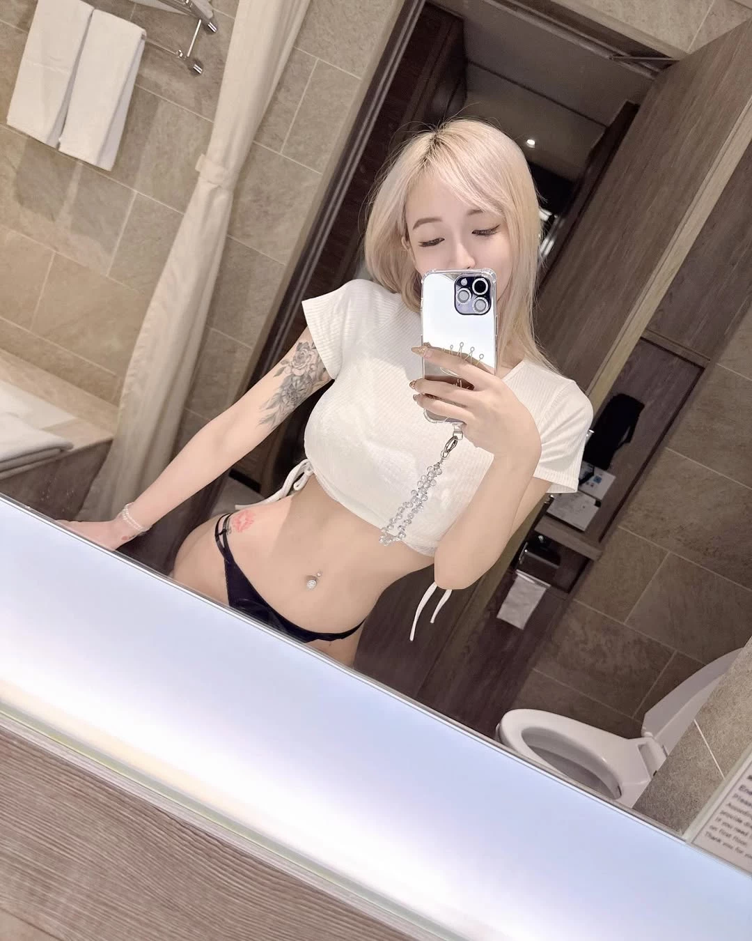  「Lan_Xin_Yu」展现饱满火辣身材 无懈可击 (25P) 第3张