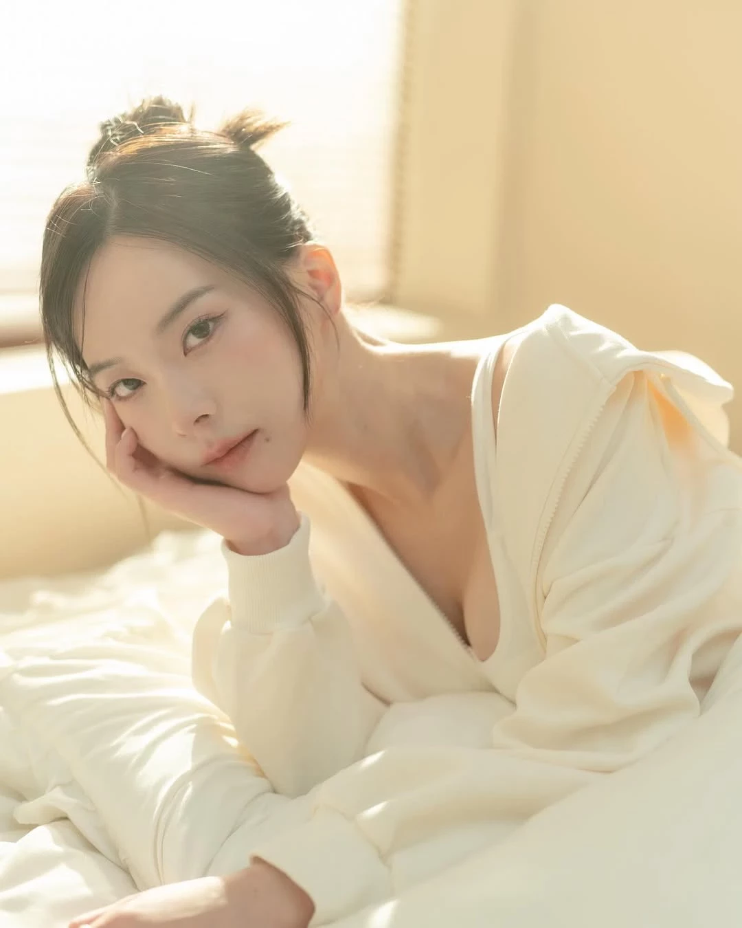  「Zαɱү_奎丁」低胸穿搭辣翻网友 无懈可击 (21P) 第21张