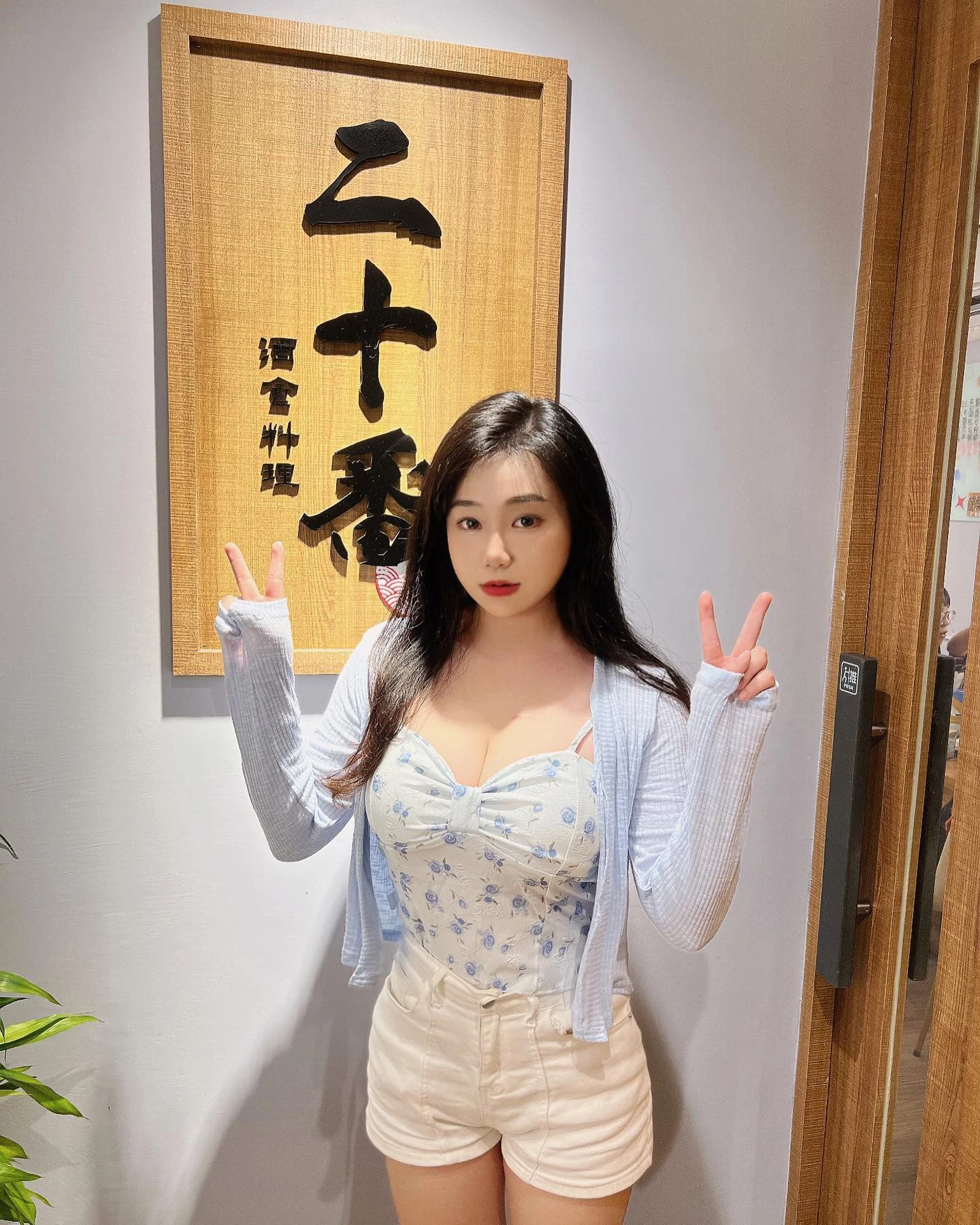  「永涵_Kelly_ꗯ꙼̈_小九九」白嫩鲜乳露出 使檯下失控 (19P) 第4张