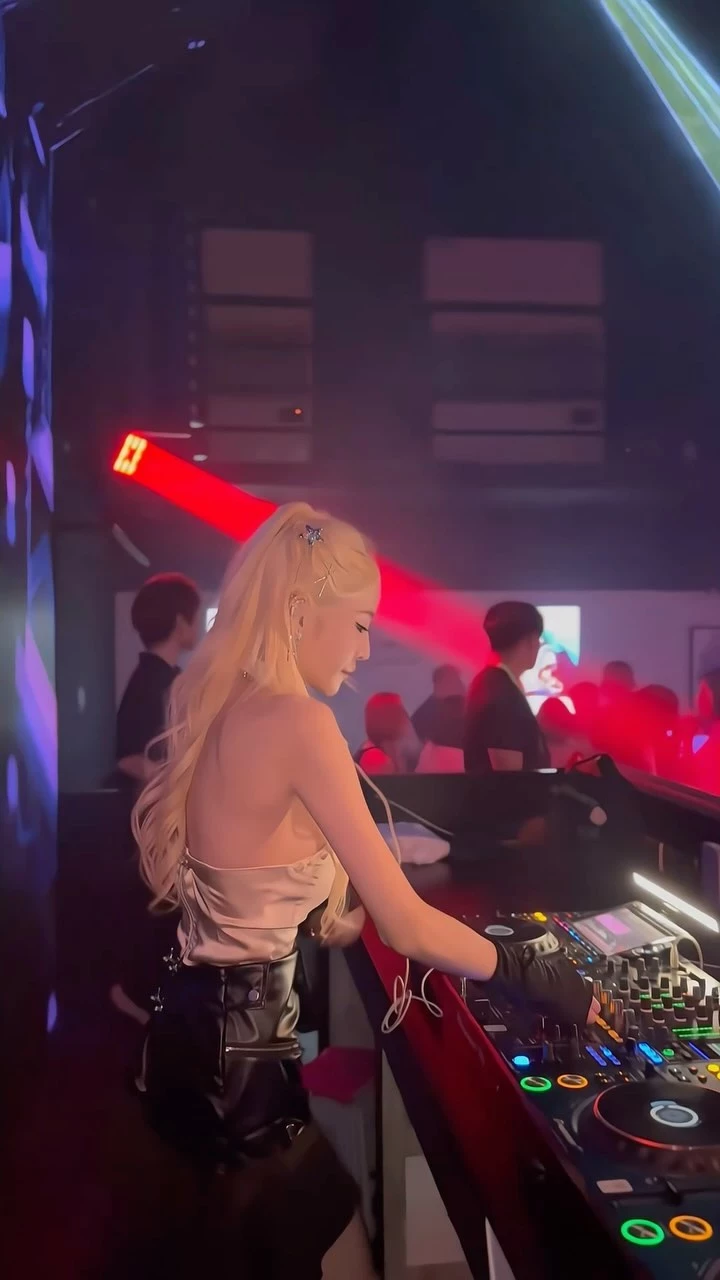  「DJ_XIN_李小星」诱人眼神与浑圆美乳 挑战视觉极限 (19P) 第10张