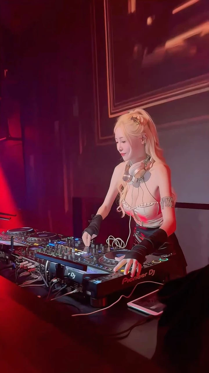  「DJ_XIN_李小星」诱人眼神与浑圆美乳 挑战视觉极限 (19P) 第11张