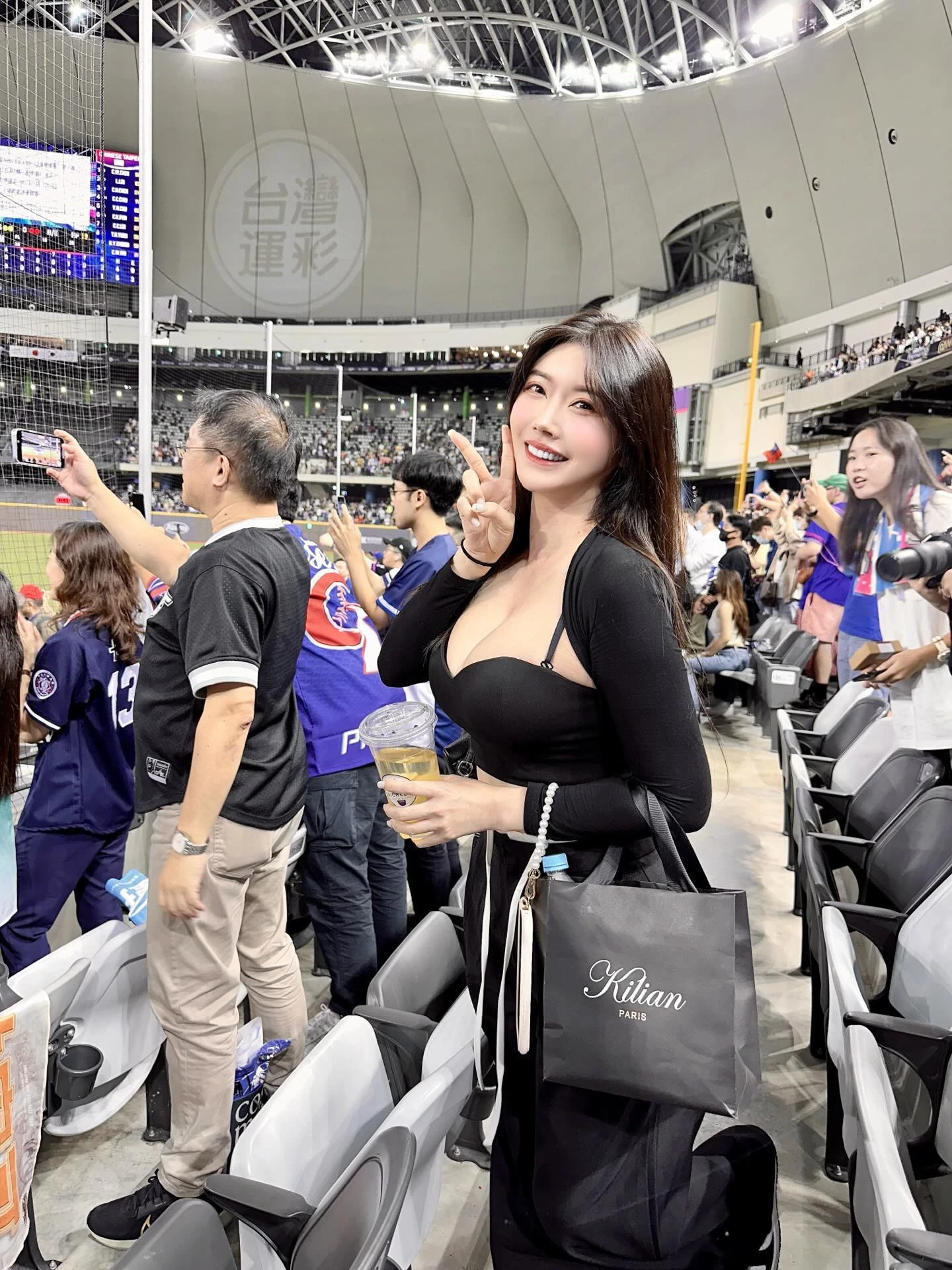  台湾靓女餐厅老闆娘~姚采辰 Ines~车头灯真的很亮眼 (14P) 第2张