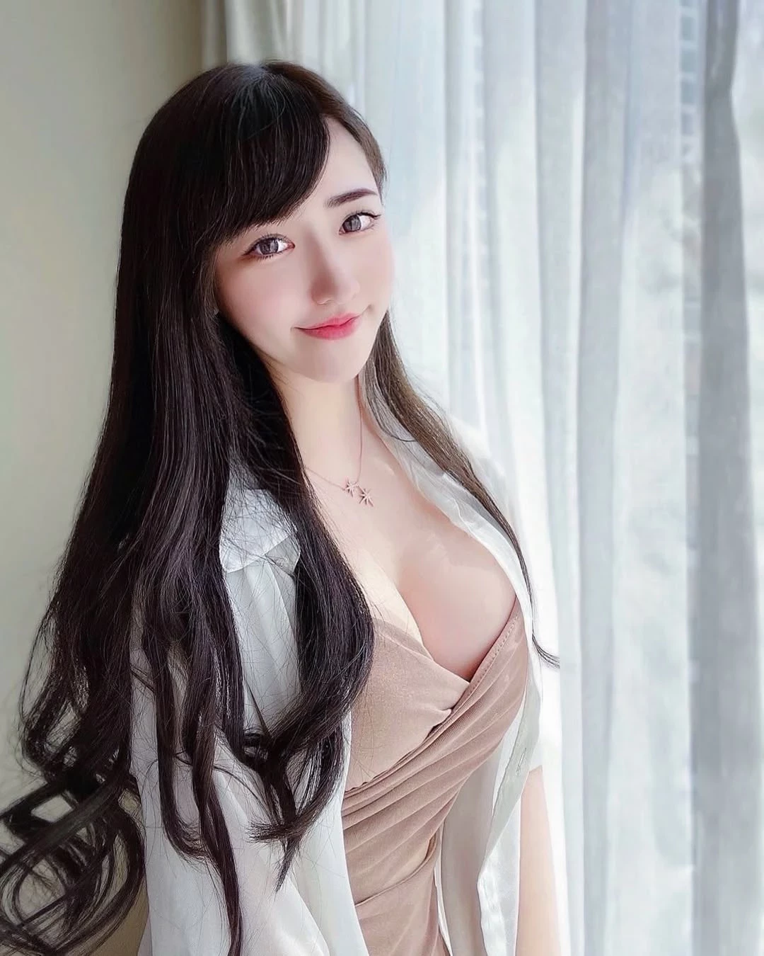  「𝐄𝐥𝐥𝐞」藏不住的性感 越看越上火 (22P) 第12张
