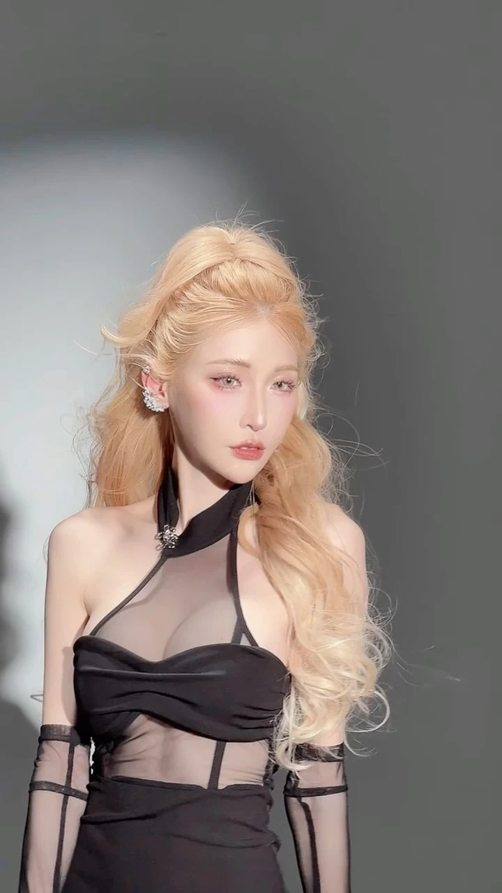  「DJ_XIN_李小星」诱人眼神与浑圆美乳 挑战视觉极限 (19P) 第14张