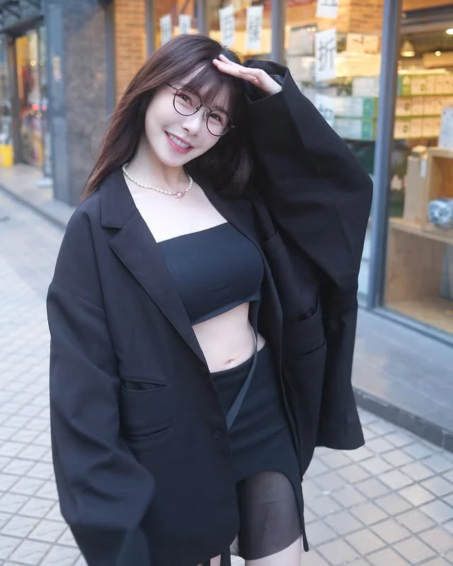  震撼！电竞女神阿乐挑战极限，钢管舞+单鼻孔吹直笛引爆36万网友热议！ (11P) 第10张