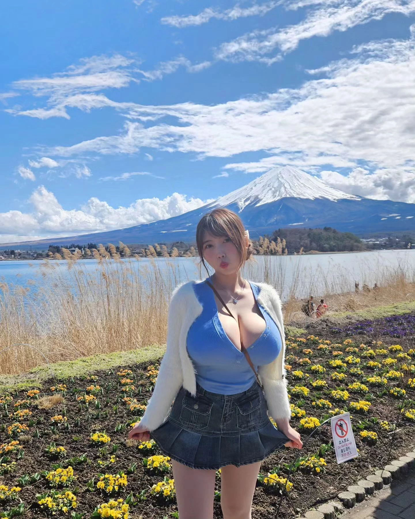  「Velvet_7」暗藏浑圆美胸身材 (16P) 第2张