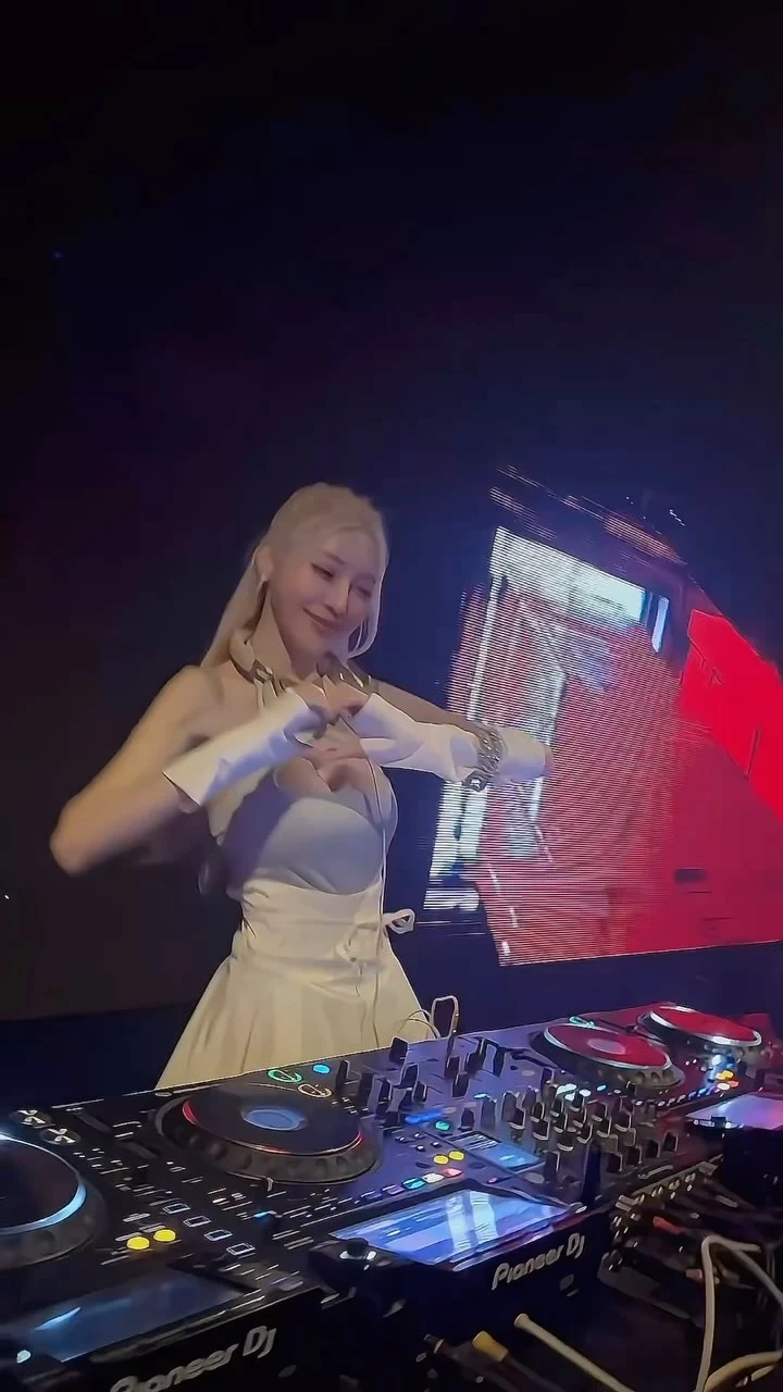  「DJ_XIN_李小星」诱人眼神与浑圆美乳 挑战视觉极限 (19P) 第9张