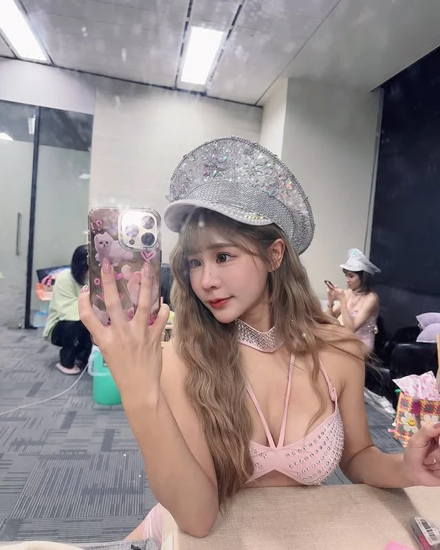  展现柔美身段「安安」身材太狂！ (10P) 第4张