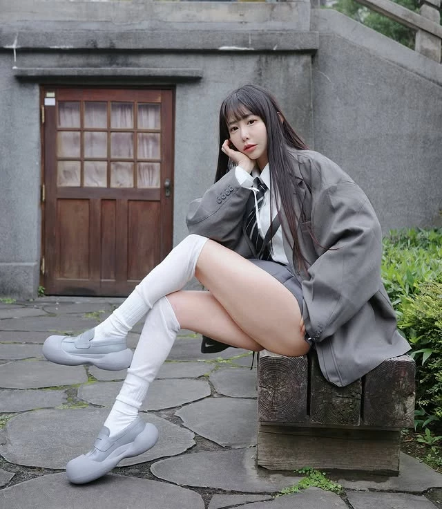  啦啦队队长「梓梓」甜美笑容展现青春活力 (10P) 第2张