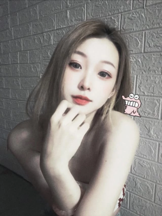  姣好的体态「小哈尼」呼之慾出的兇猛大乳 (10P) 第1张